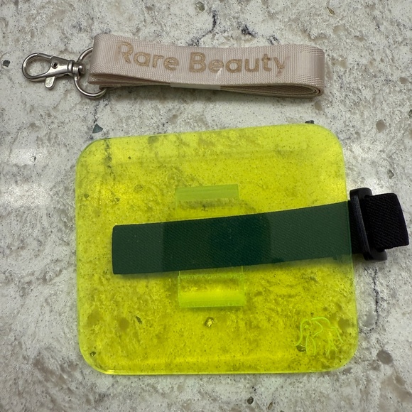 Bundle of two Items - Rare beauty lanyard & drunk elephant wrist make-up… - Picture 1 of 6